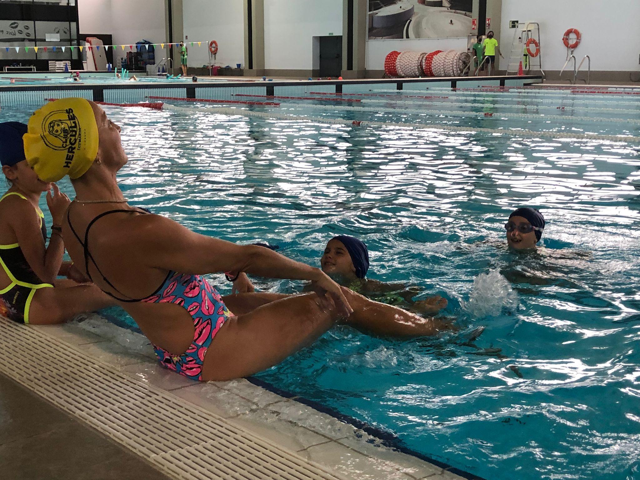 Gemma Mengual ha acabado tirándose a la piscina para nadar con los pequeños (Cedida)