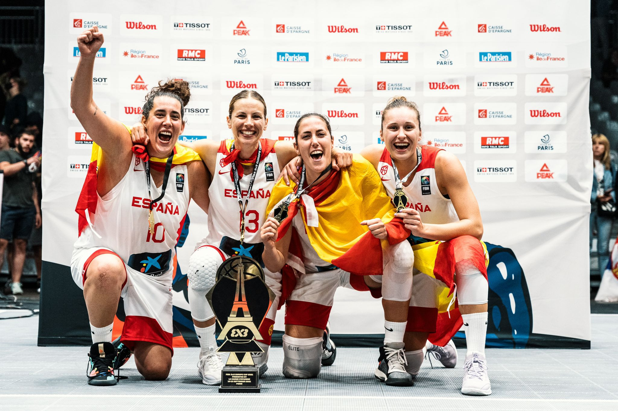 La selección española de baloncesto celebra el título de campeonas de Europa de 3×3