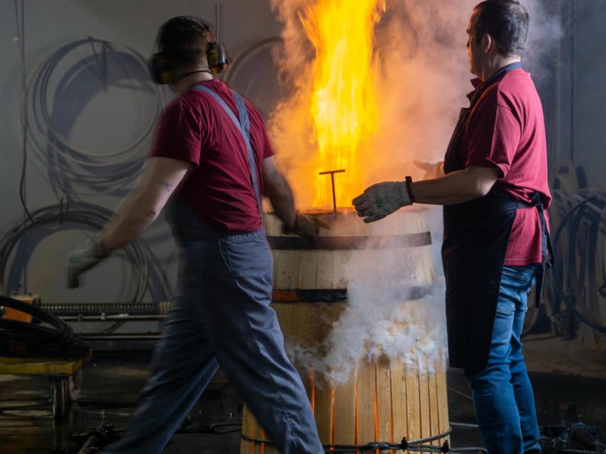 Equipo Tonelería Gangutia trabajando licor.