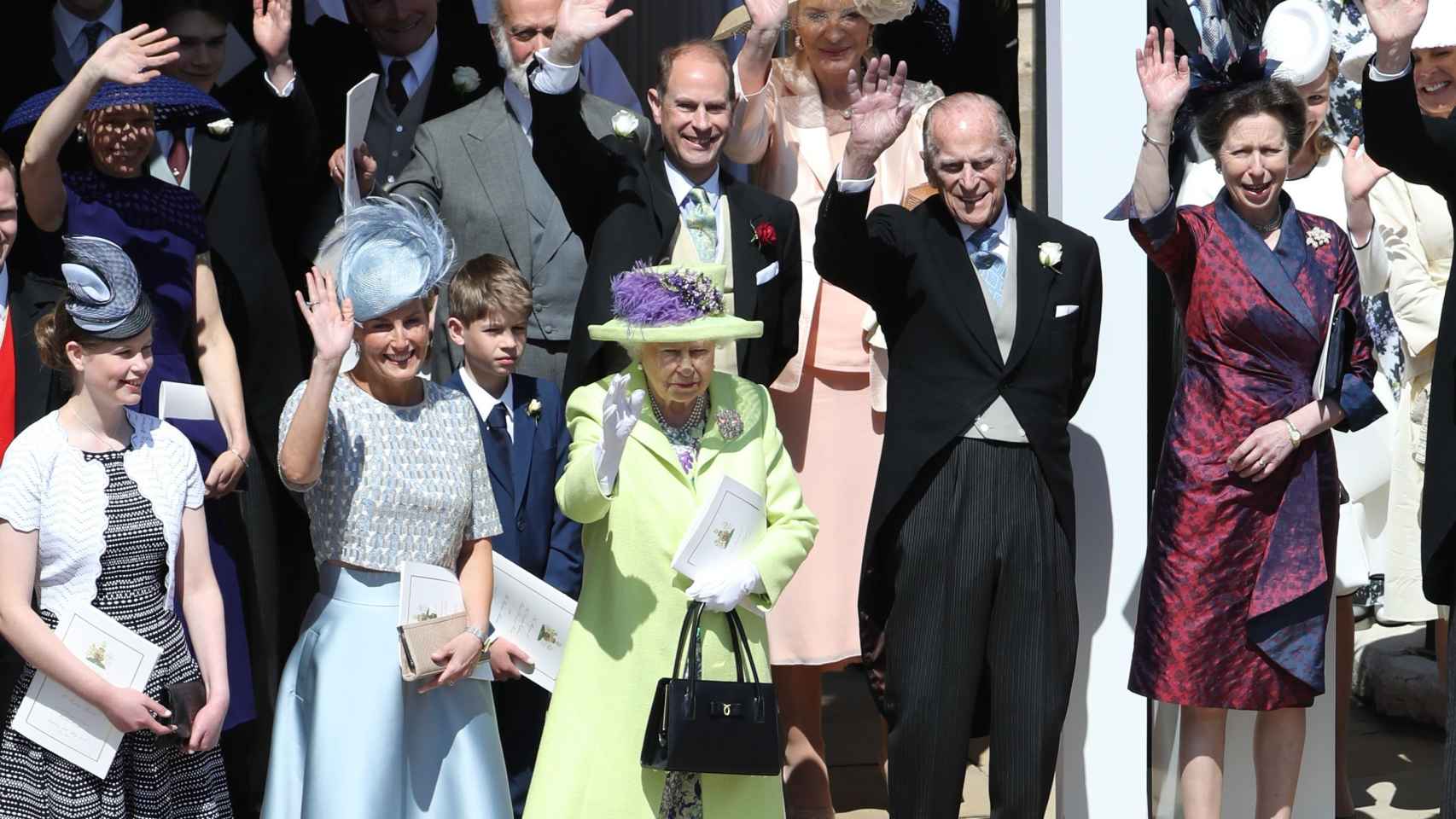 El duque de Edimburgo junto a varios miembros de su familia en la boda de Meghan y Harry.