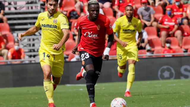 Manu Trigueros persigue a NDiaye en el Mallorca - Villarreal