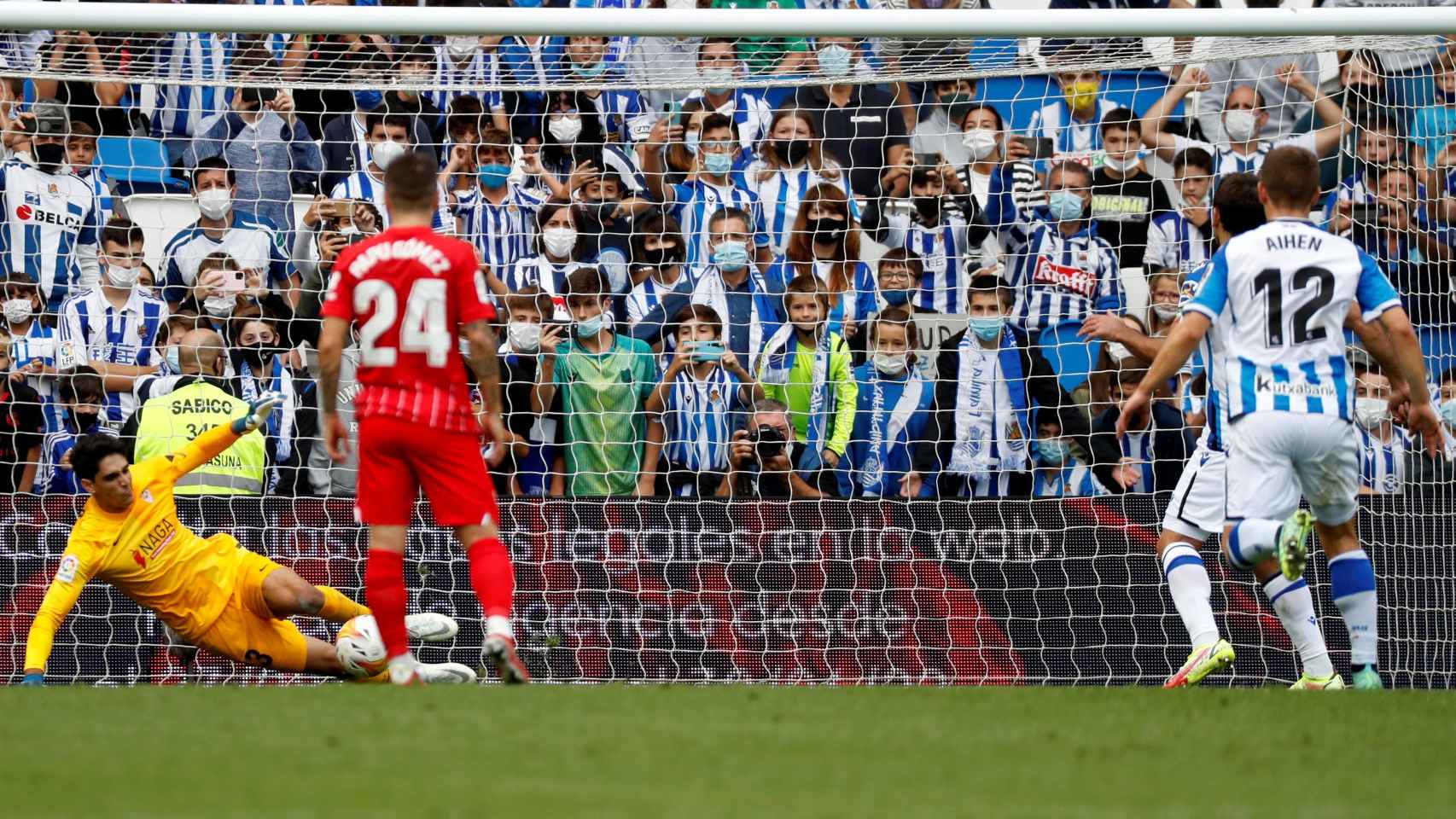Bono detiene un penalti a Oyarzabal en el Real Sociedad - Sevilla