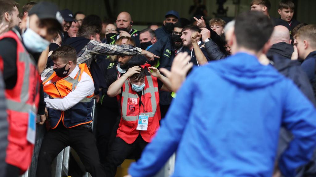 Pelea entre los ultras del Burnley y el Arsenal