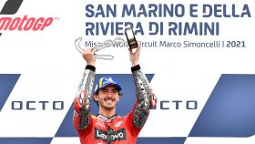 Pecco Bagnaia celebra su victoria en el Gran Premio de San Marino, en el circuito de Misano.