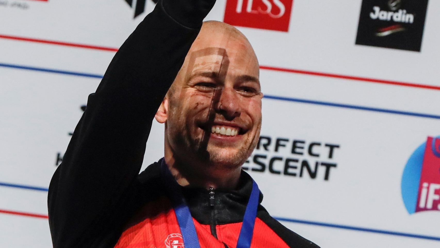 Erik Noya celebra su segundo puesto en el Mundial de Moscú 2021 en escalada
