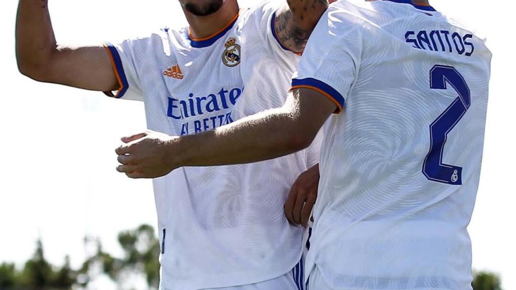 Óscar Aranda celebra un gol junto a sus compañeros del Castilla