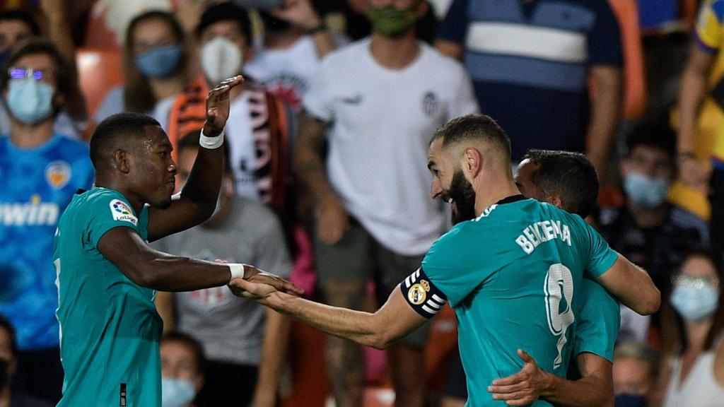 Karim Benzema celebra con Lucas Vázquez y David Alaba su gol al Valencia