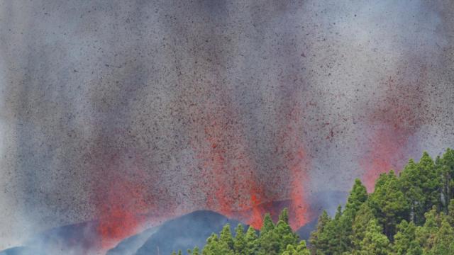 El volcán en plena erupción este domingo.