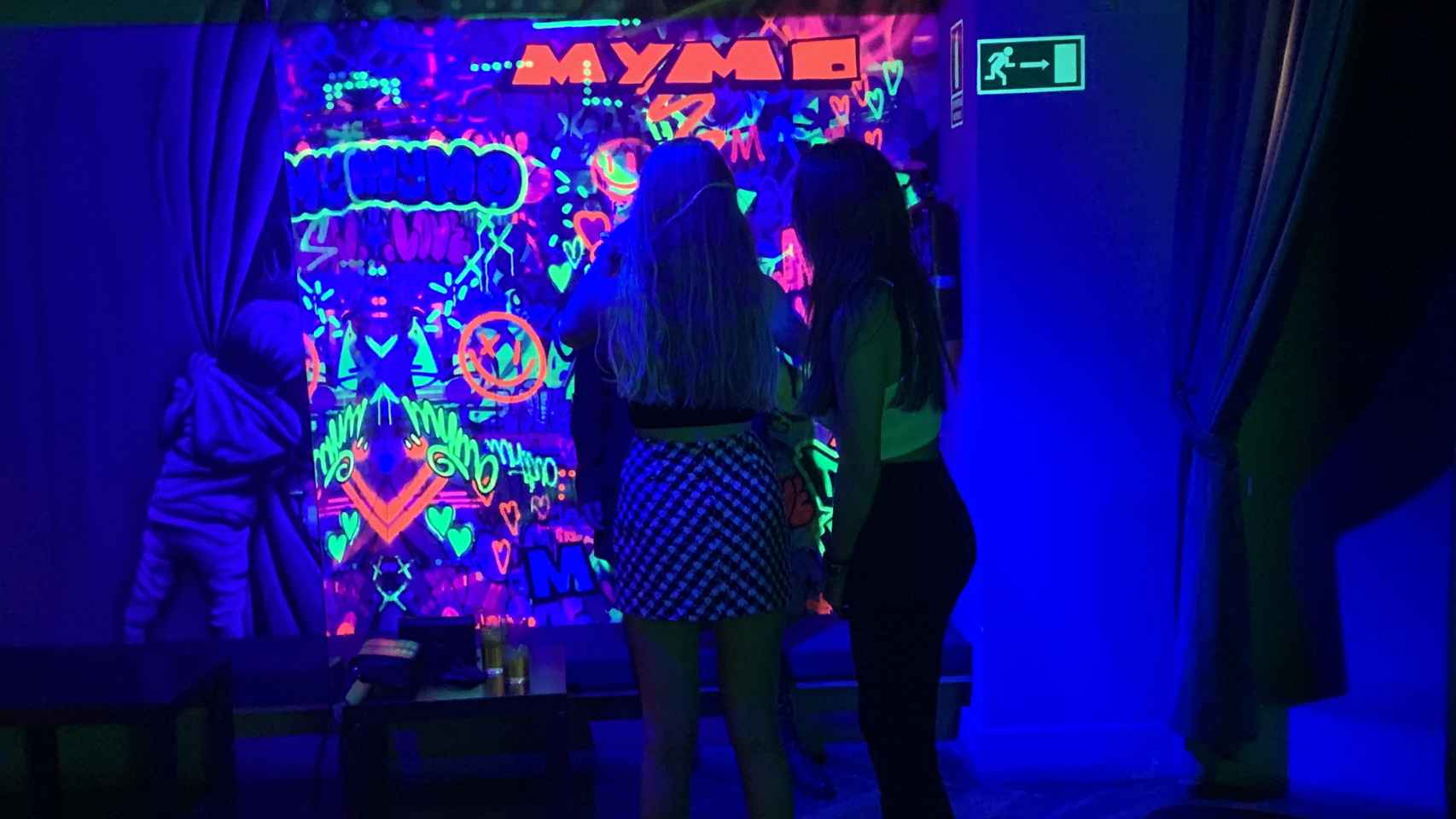 Dos jóvenes en el interior de una de las discotecas visitadas.