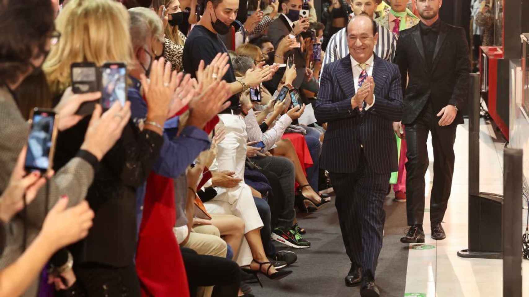 El público madrileño aplaude al diseñador toledano Félix Ramiro al concluir el desfile. Fotos: Ayuntamiento de Toledo.
