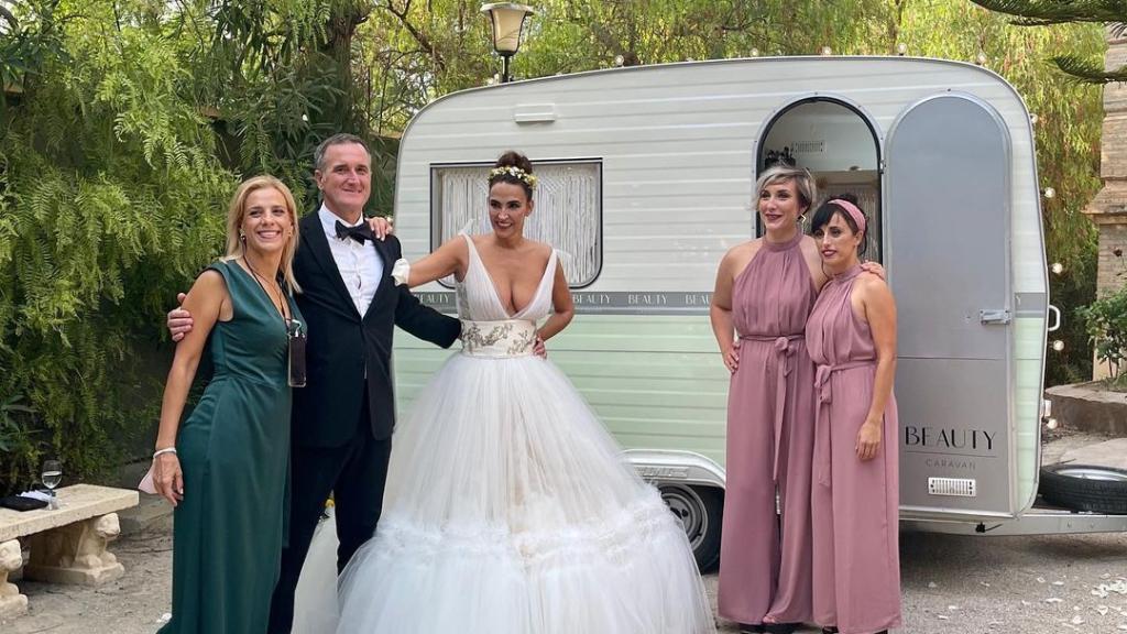 La estilista y su ya marido junto a su 'wedding planner' junto a la caravana vintage.