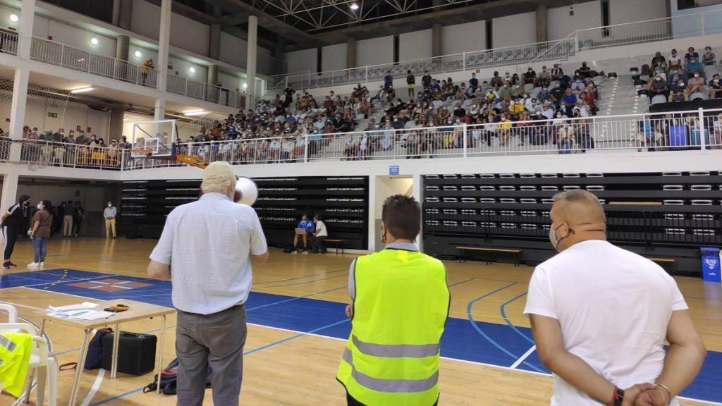 Medio millar de turistas fueron desalojados al pabellón Roberto Rodríguez Estrello de Santa Cruz de La Palma. Danios