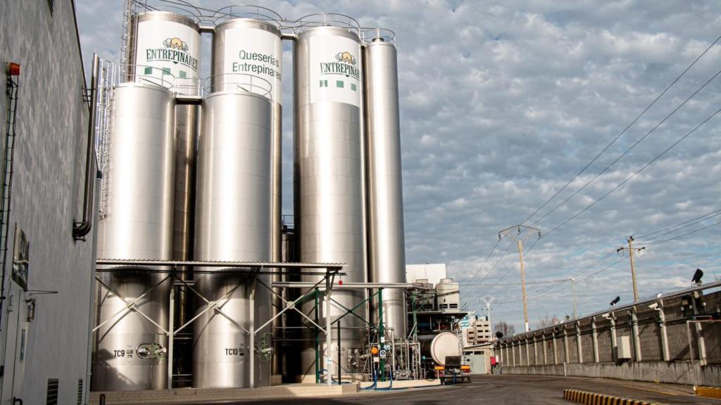 Silos del Grupo Entrepinares en su fábrica en Argales en Valladolid