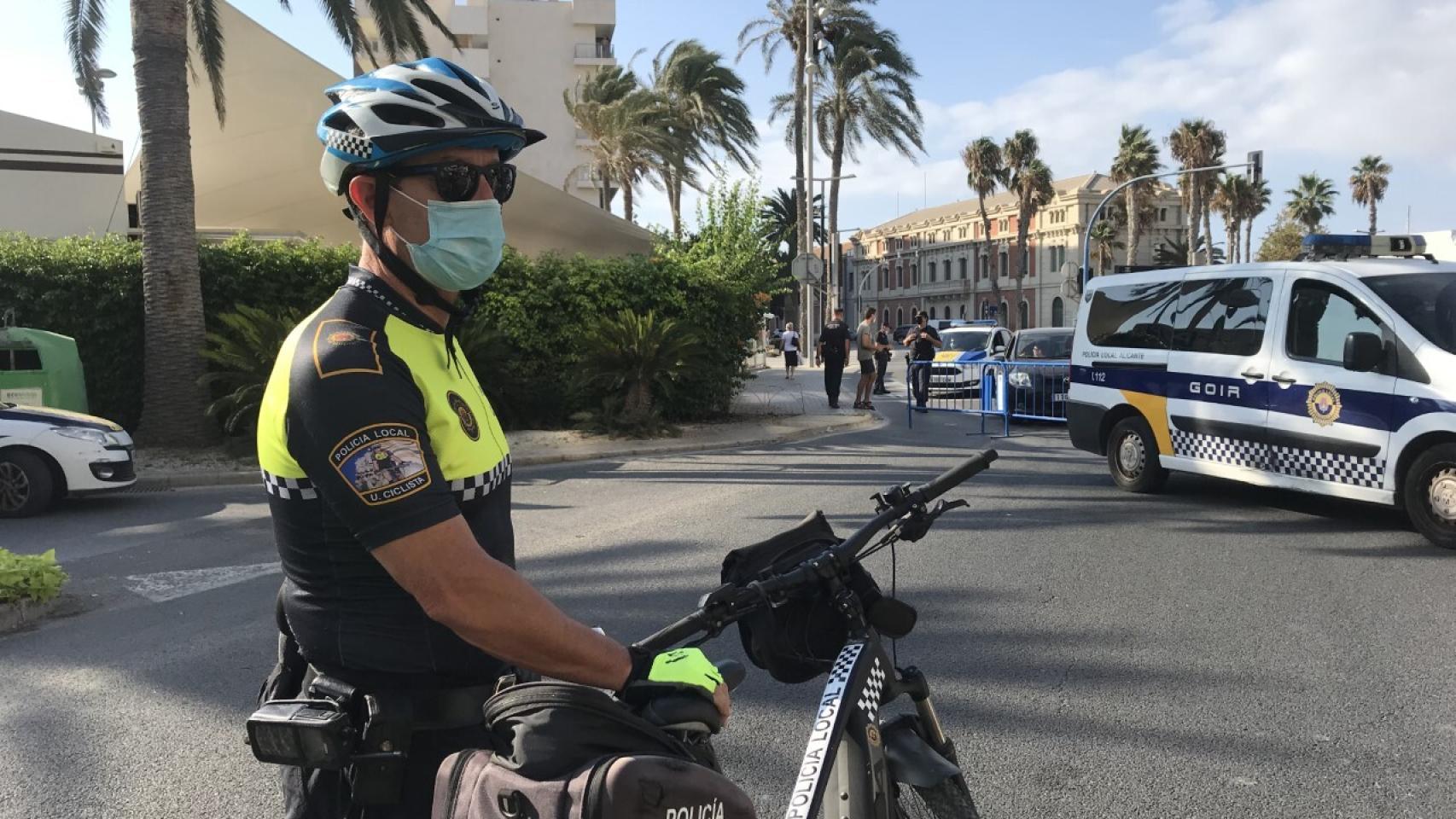 Un agente del dispositivo especial de seguridad de la Policía Local de Alicante.