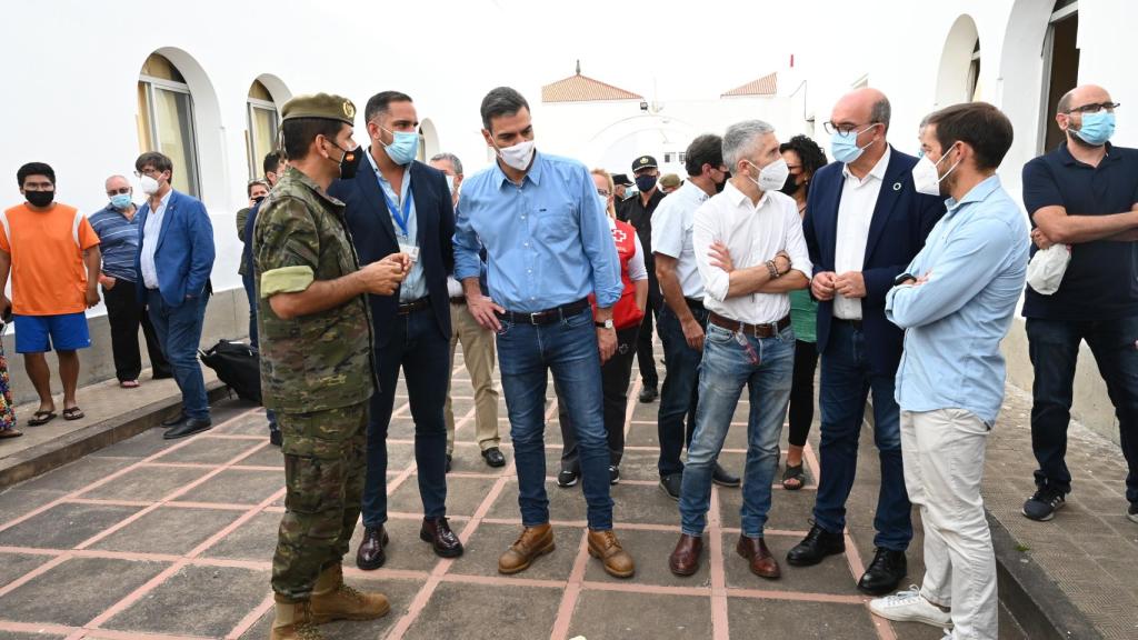 Pedro Sánchez junto a Marlaska y Torres en La Palma. Moncloa