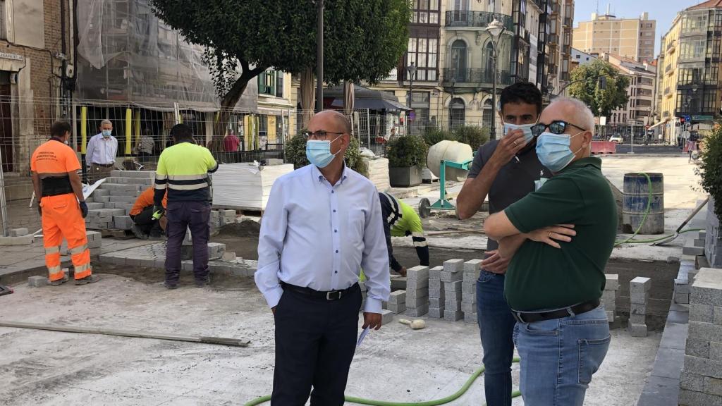 Vélez durante la vista a las obras de una calle de la ciudad