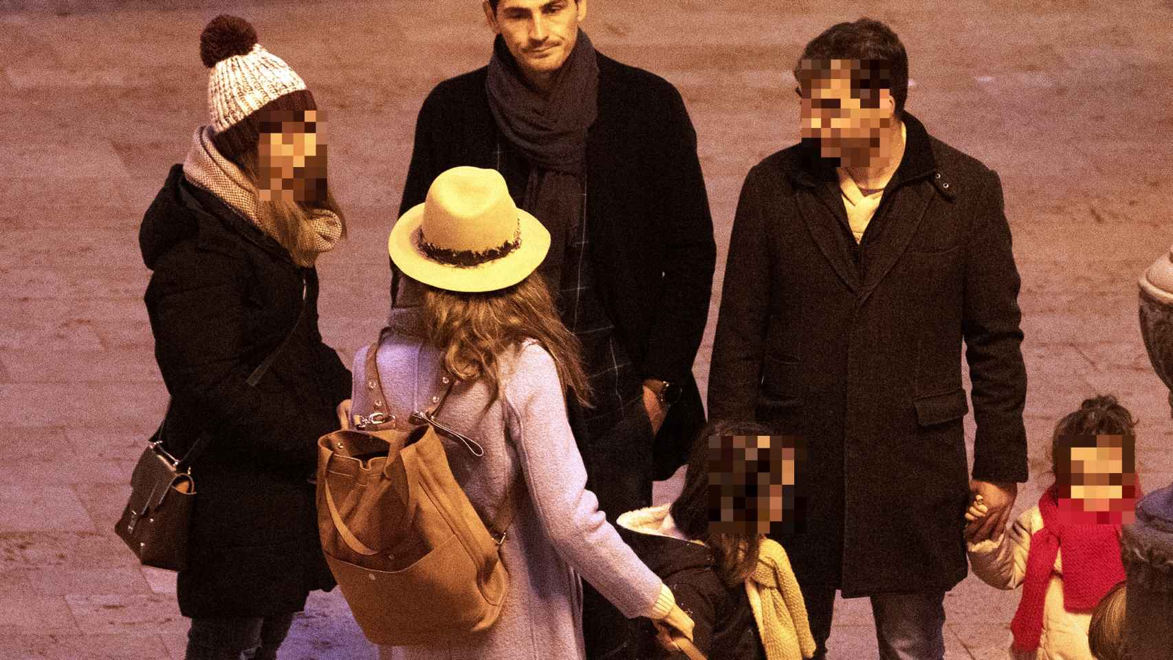 Iker Casillas y Sara Carbonero junto a unos amigos en Corral de Almaguer en 2019.