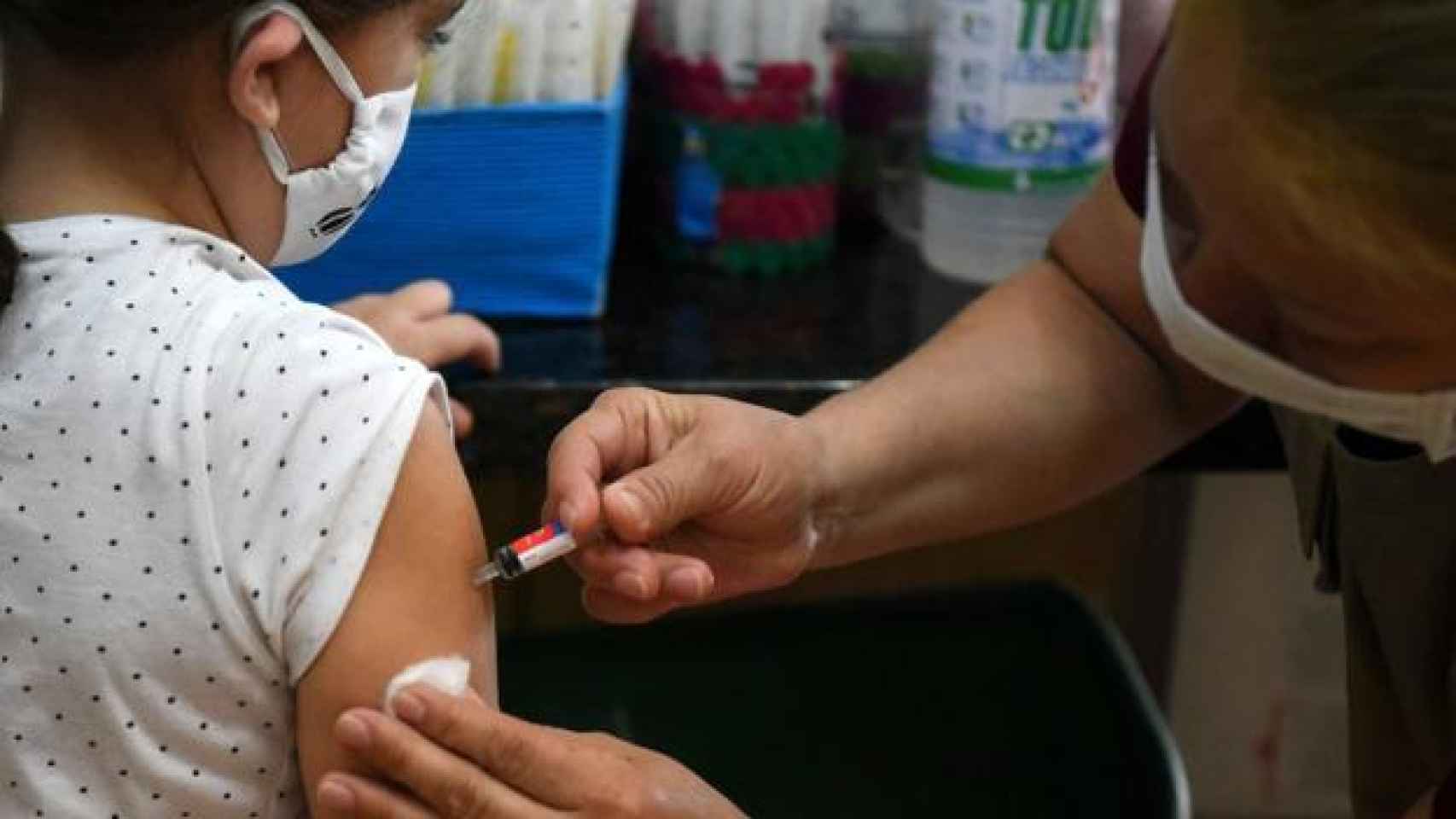 Imagen de archivo de una vacuna a un niño