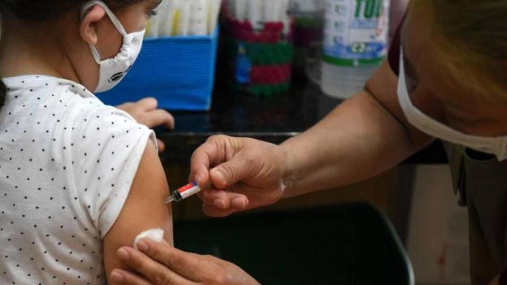 Un niño vacunándose.