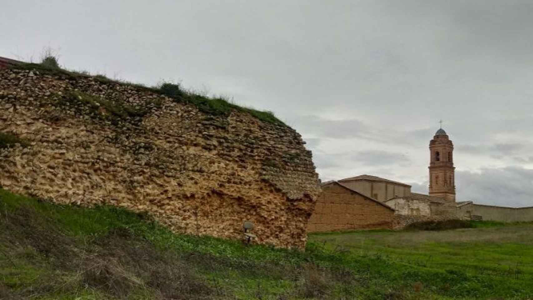Castillo y muralla de Castronuevo de los Arcos en  Zamora