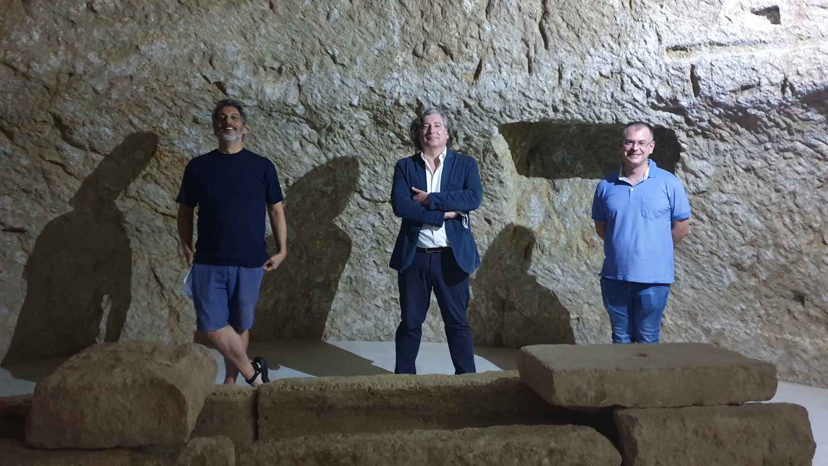 Aurelio Ayela, Martín Sanz y Carlos Bernabeu, en los pozos de Garrigós del Museo de Aguas de Alicante.