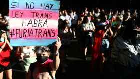 Un manifestante sostiene una pancarta en la manifestación del Día del Orgullo LGBTI en Madrid.