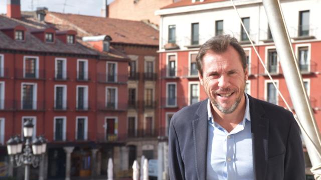 Óscar Puente en el balcón del Ayuntamiento de Valladolid