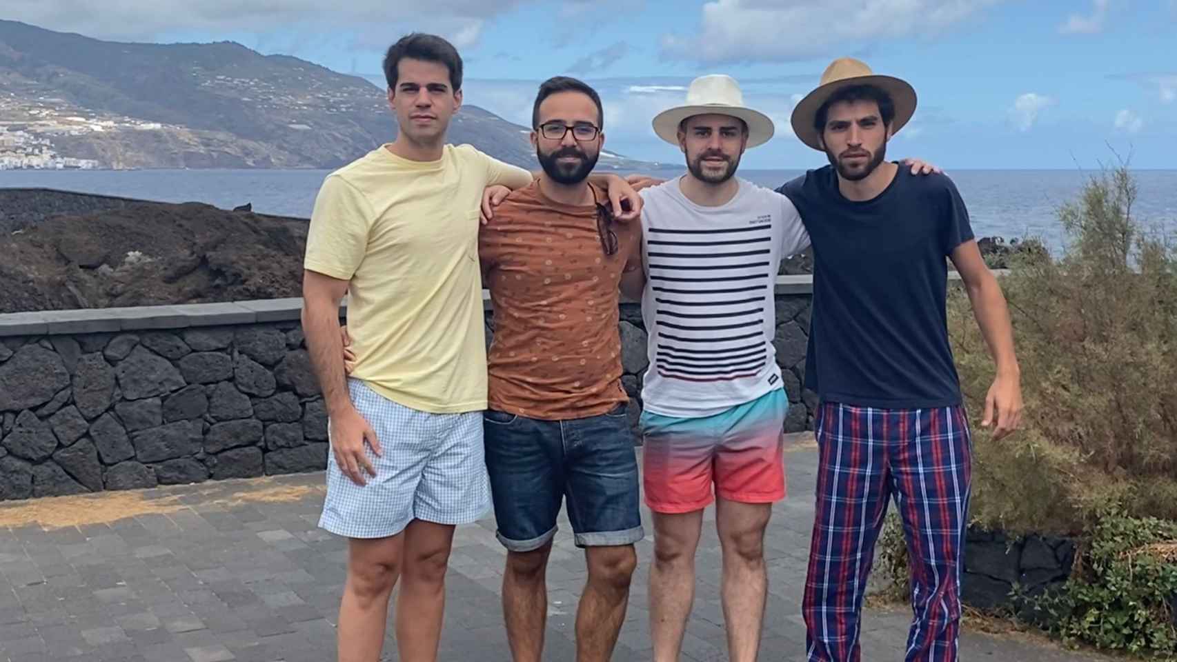 Diego, Alvaro, Roberto e Ignacio, amigos de Rodrigo alojados en La Palma