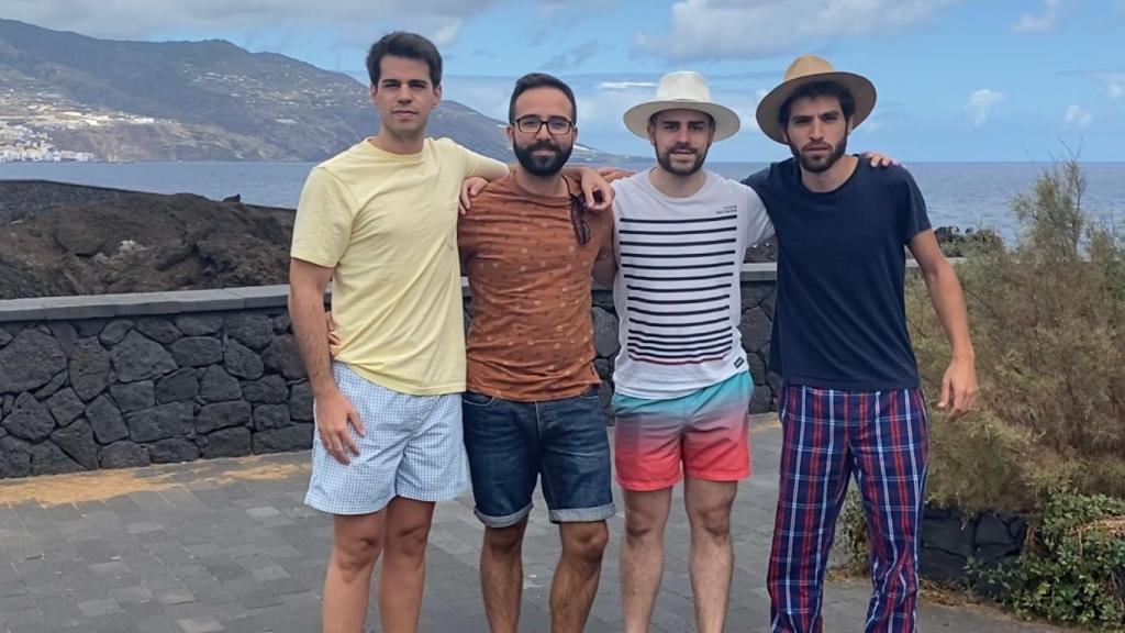 Diego, Alvaro, Roberto e Ignacio, amigos de Rodrigo alojados en La Palma