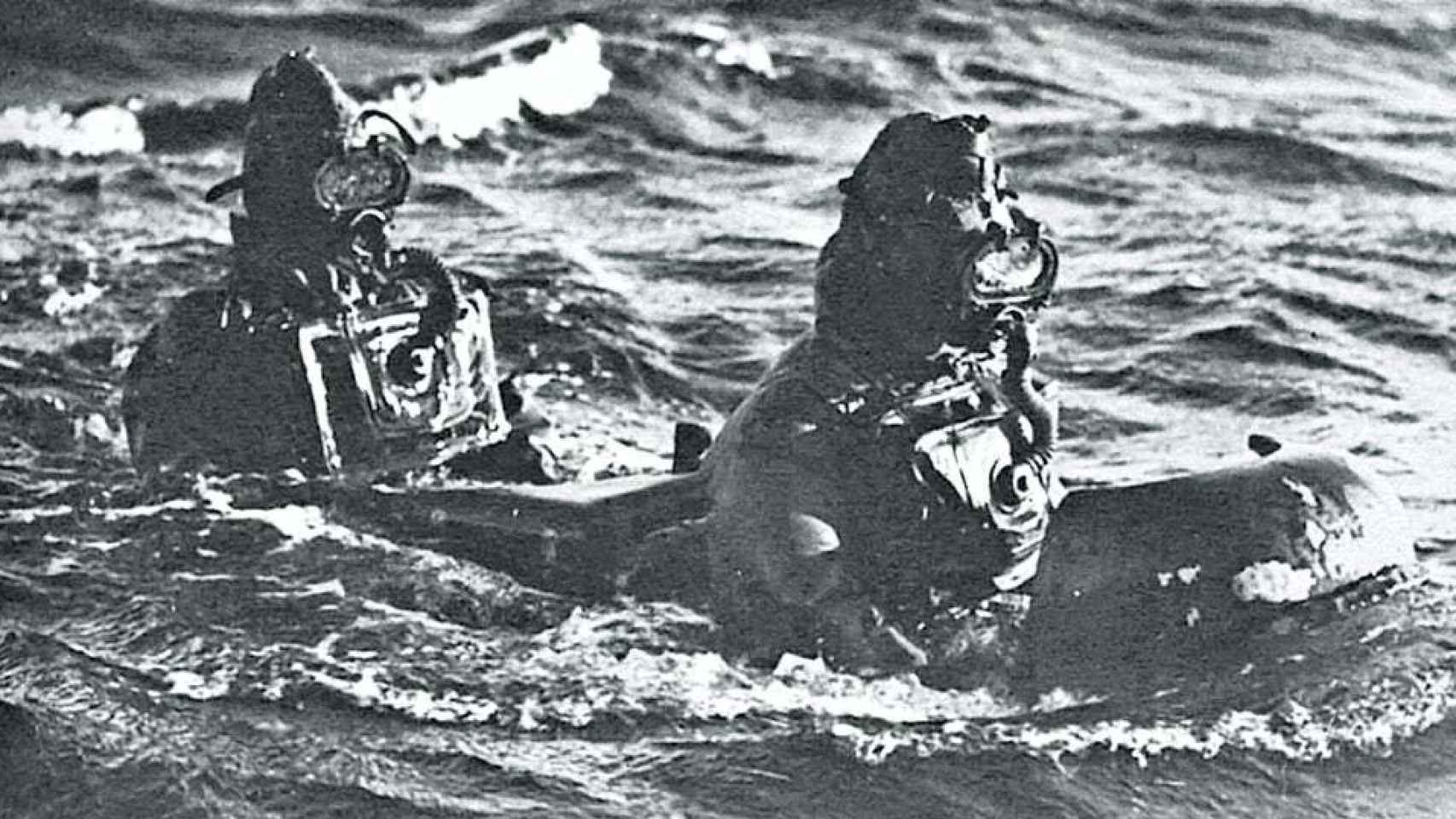 Dos buzos de ataque italianos, en un torpedo tripulado.