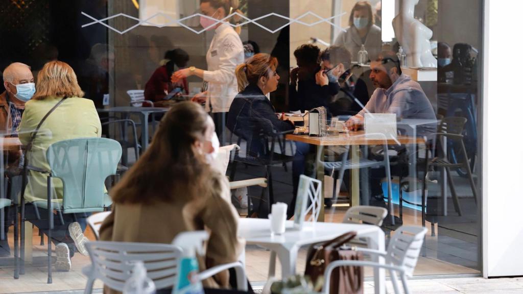 Un restaurante con terraza, en imagen de archivo.