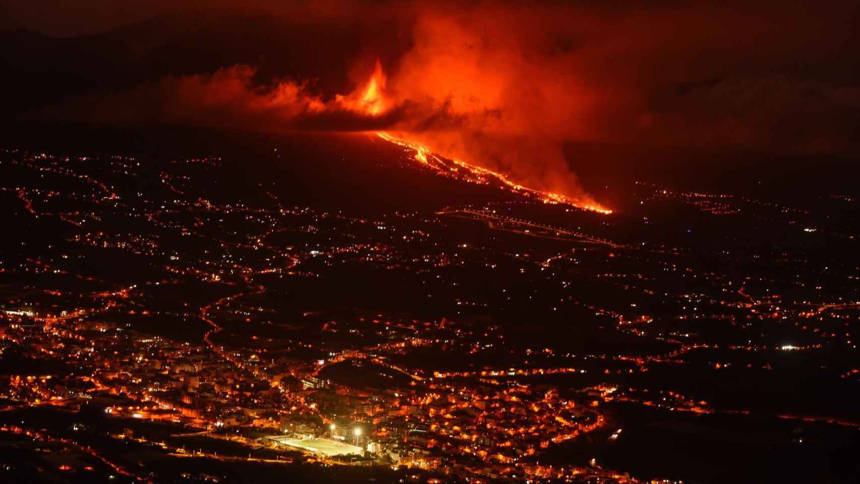 Vista de la colada de lava y del valle de Aridane desde el mirador de El Time, en La Palma.