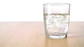 Un vaso de agua con gas.