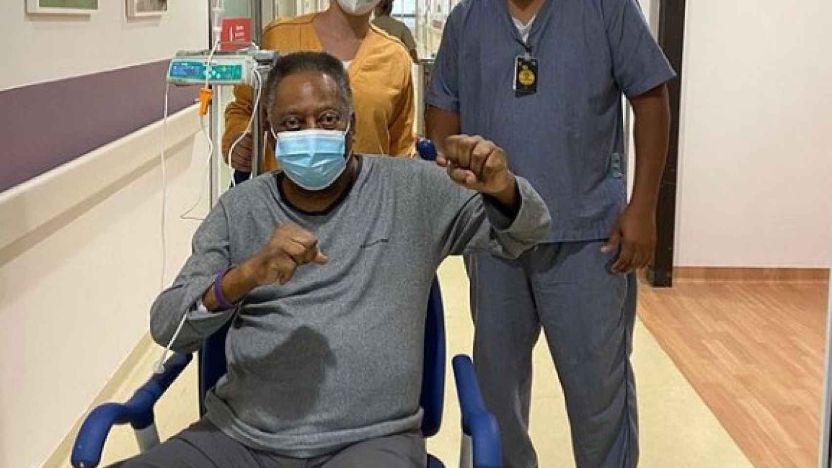 Pelé, recuperándose en el hospital