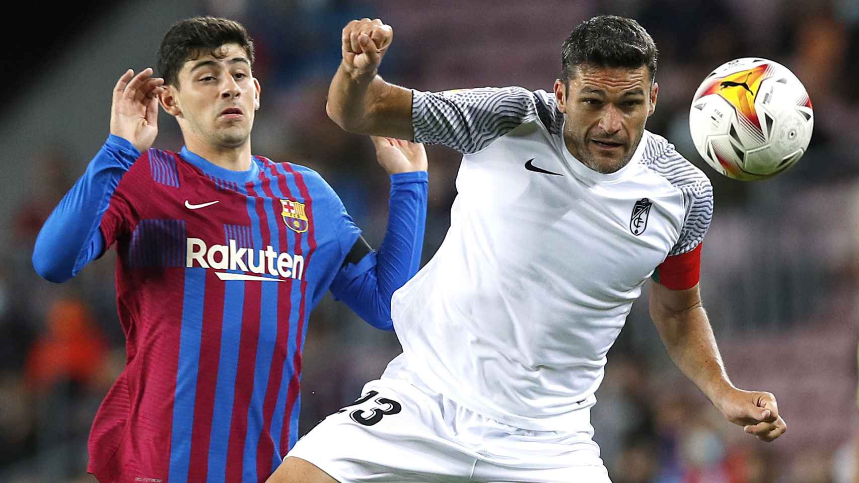 Yusuf Demir ante Jorge Molina, en el Barcelona - Granada de La Liga 2021/2022