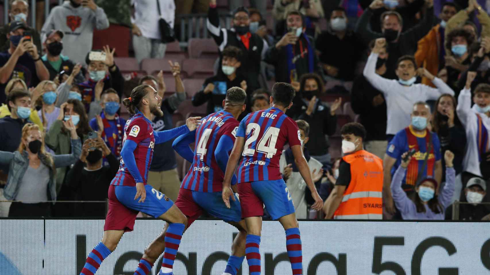 Ronald Araujo celebra el gol del empate del Barça ante el Granada