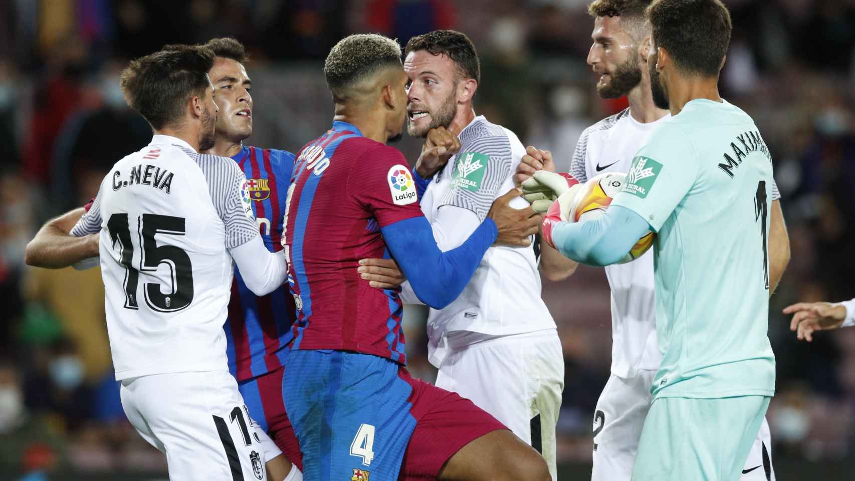 Tangana entre Ronald Araujo y Domingos Duarte, en el Barcelona - Granada de La Liga 2021/2022