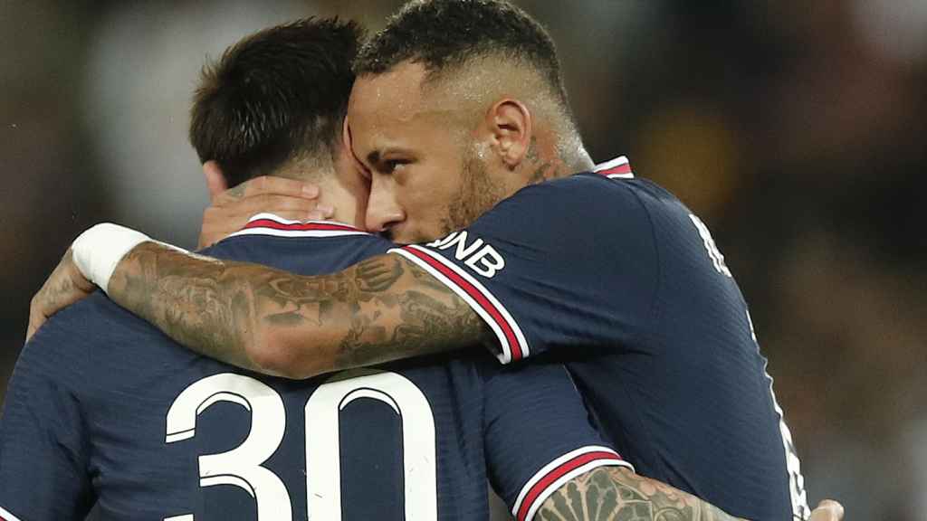 Abrazo entre Messi y Neymar durante un partido del PSG