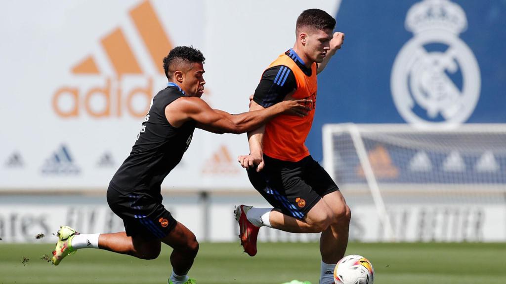 Mariano Díaz y Luka Jovic, durante un entrenamiento del Real Madrid