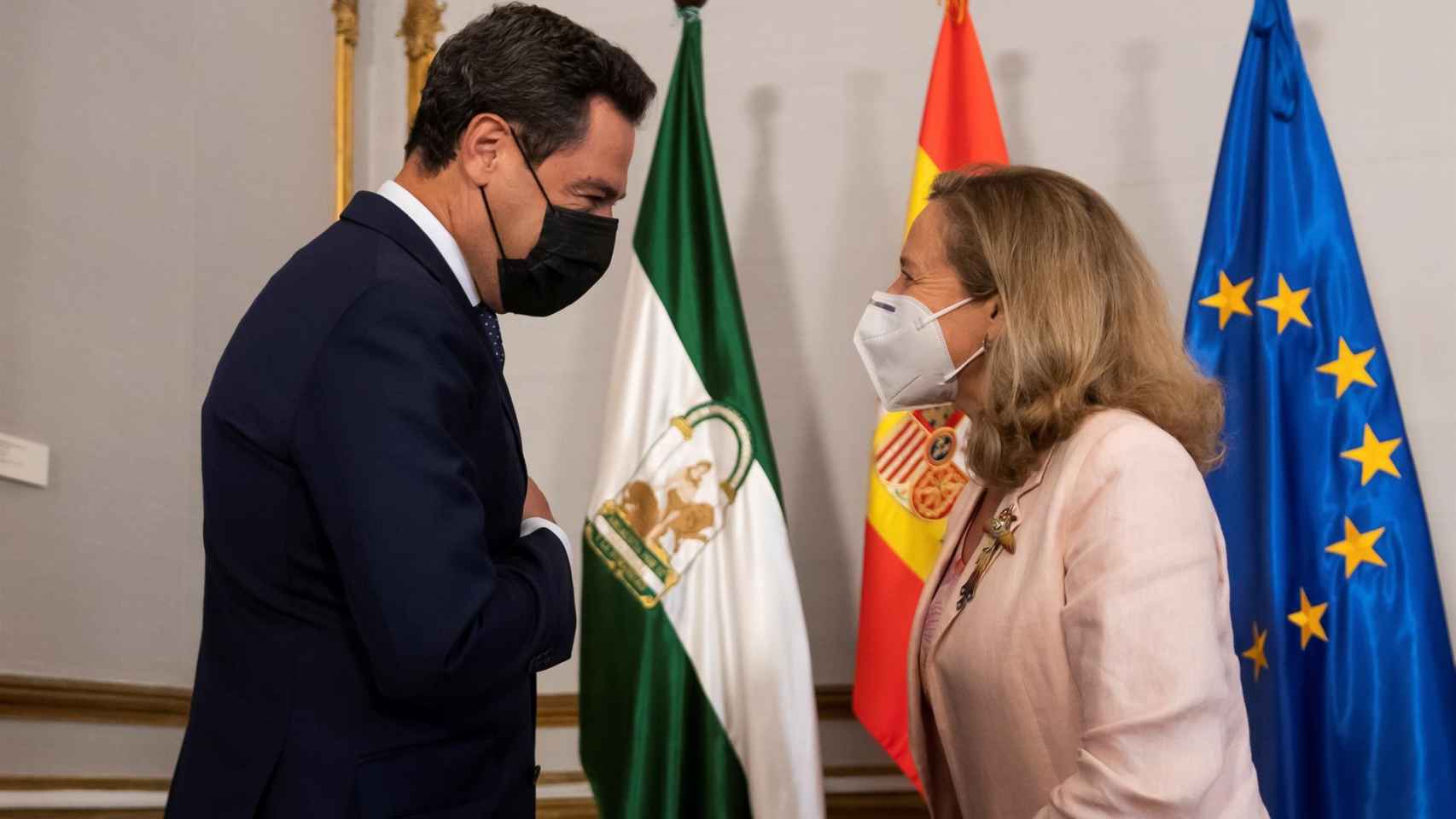 El presidente de la Junta, Juanma Moreno, con la ministra de Asuntos Económicos, Nadia Calviño.