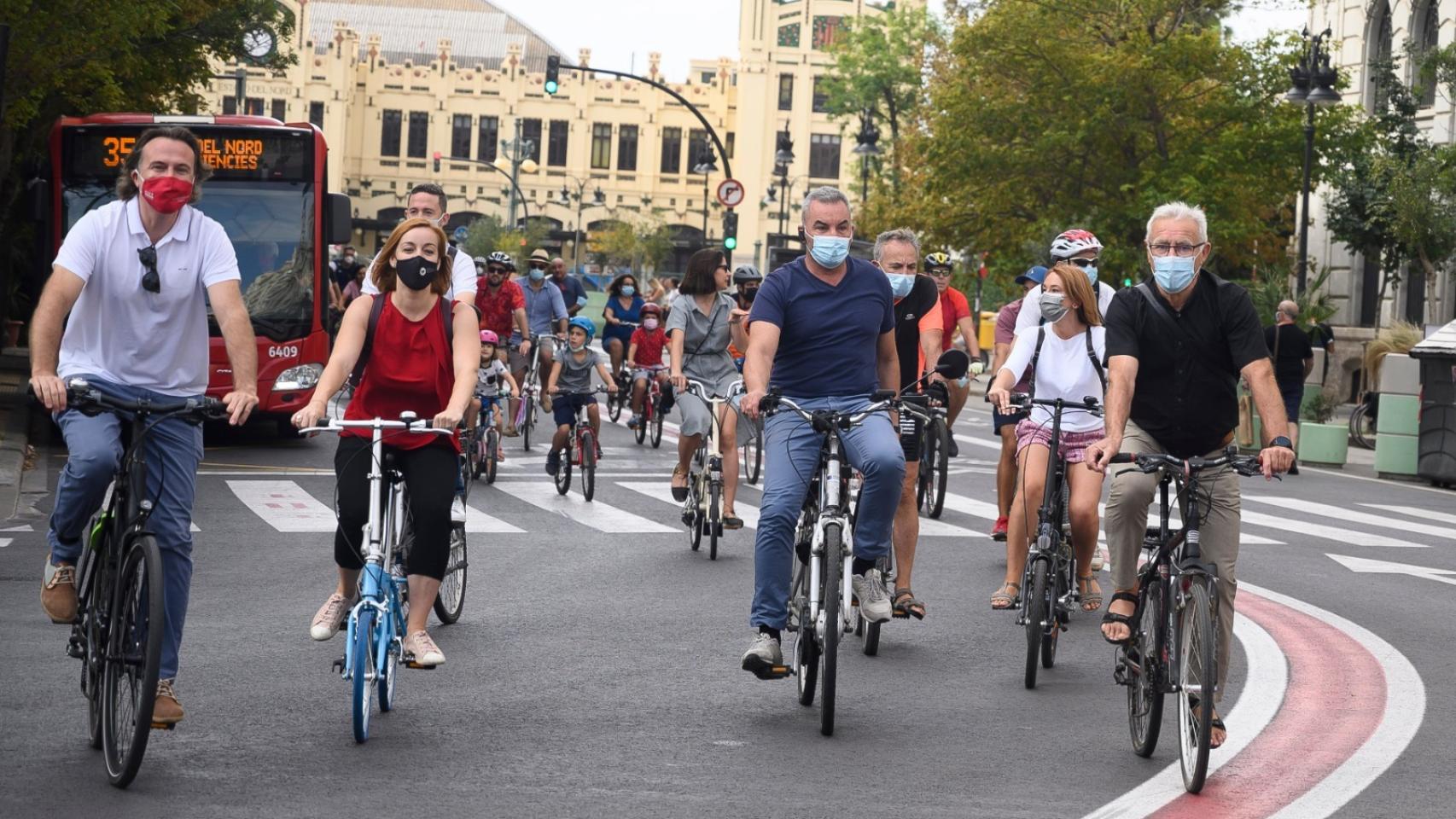 El concejal Giuseppe Grezzi (izquierda) y el alcalde Joan Ribó (derecha) al frente una marcha ciclista. EE