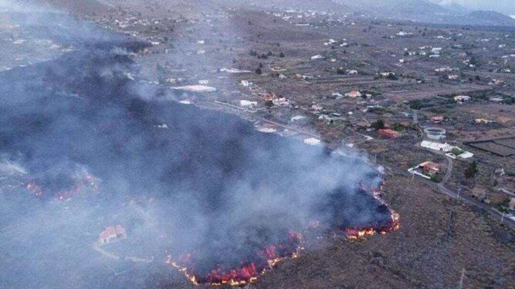 La lava avanzando por la isla de La Palma.