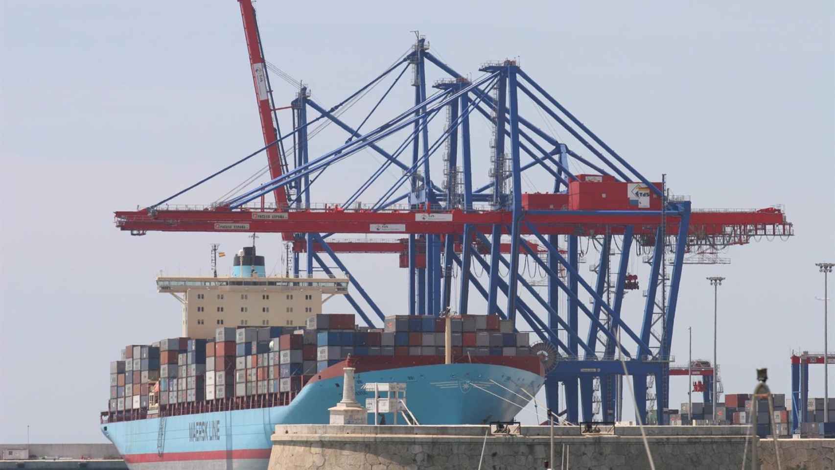Un barco con mercancías atracado en el puerto de Málaga