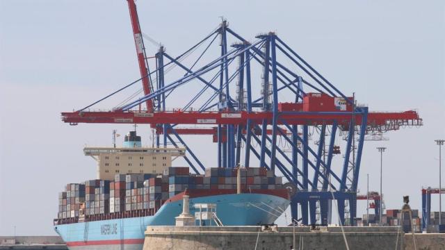 Imagen de un barco con mercancías atracado en el puerto de Málaga