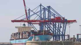 Imagen de un barco con mercancías atracado en el puerto de Málaga