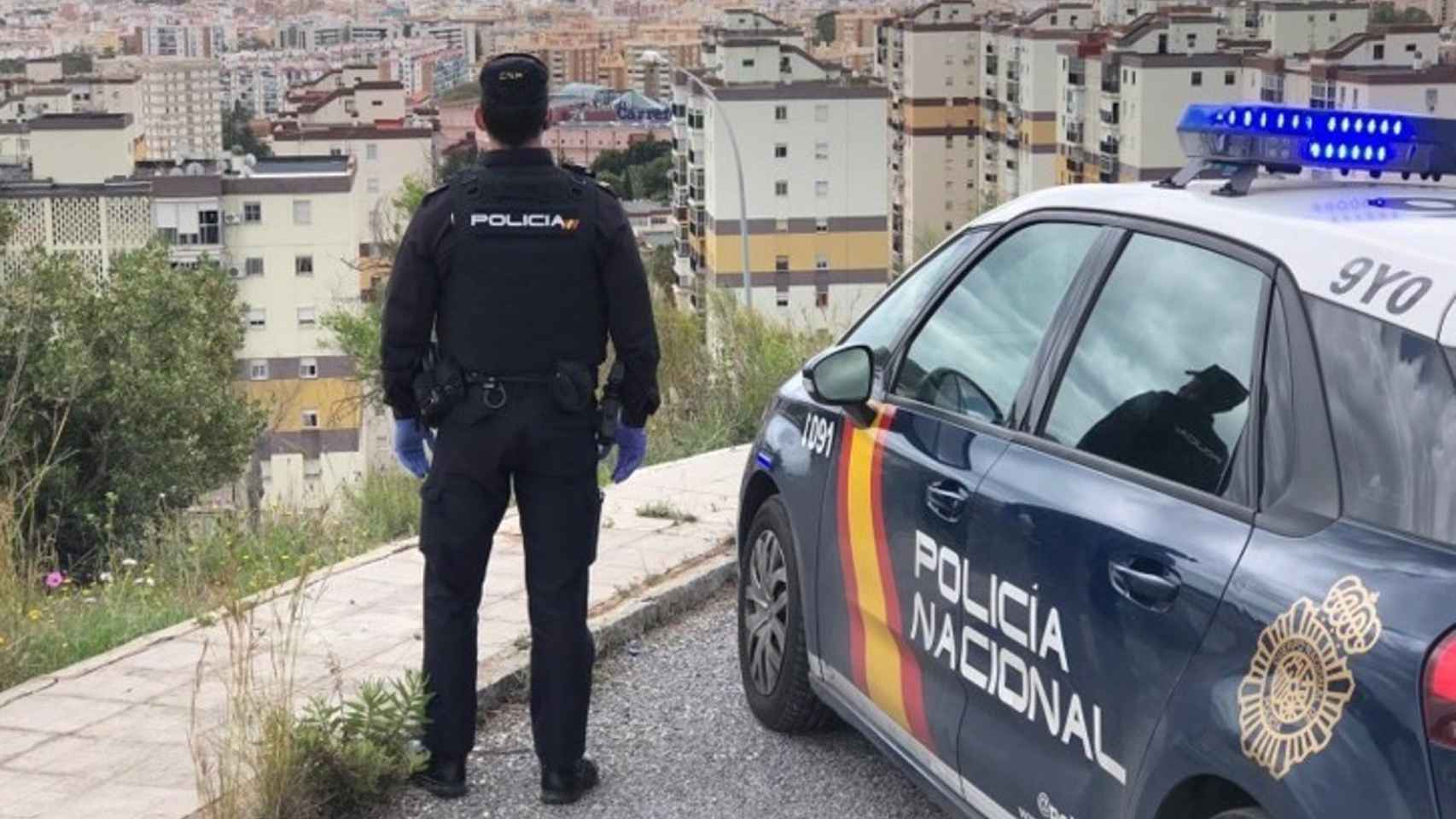 Un policía nacional frente al distrito Norte de Málaga.
