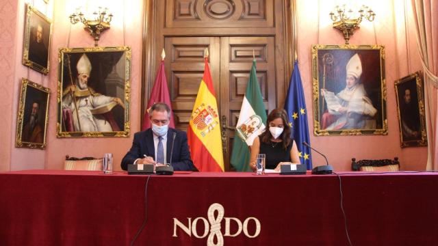 La alcaldesa de A Coruña, Inés Rey, y el regidor de Sevilla, Juan Espadas, firman un convenio