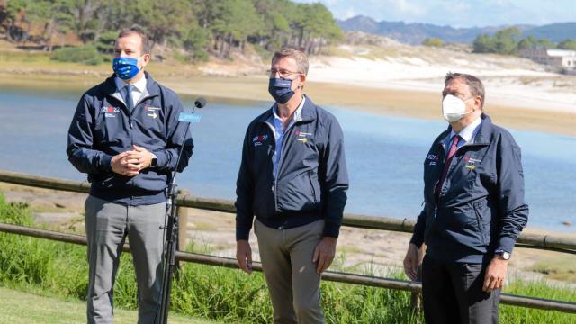 El comisario europeo para Medio Ambiente, Océanos y Pesca, Virginijus Sinkevicius; el presidente de la Xunta, Alberto Núñez Feijóo; y el ministro de Agricultura, Pesca y Alimentación, Luis Planas, en una rueda de prensa durante su visita a las Illas Cíes