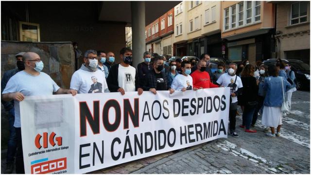 Apoyo a los trabajadores despedidos a la puerta de los juzgados.