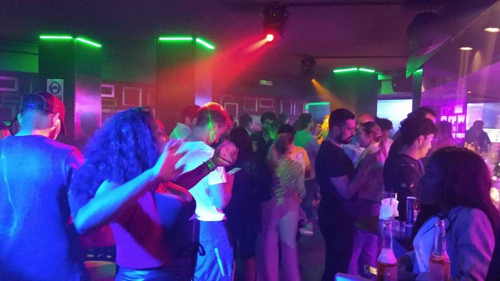 Un grupo de personas bailando en la pista de una discoteca pese a estar prohibido.